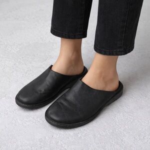 VIBAe 40 Black Leather Slip On Mules Minimalist Comfort Clog Shoes